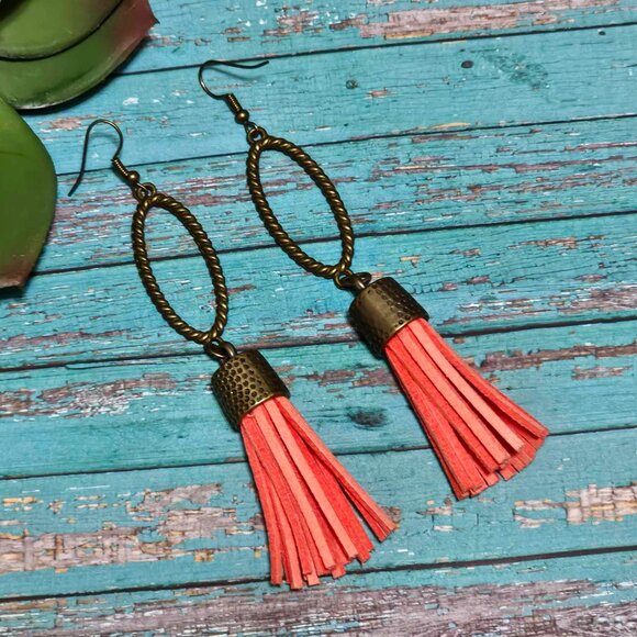 Artisan Hand Crafted Earrings Coral Faux Suede Tassel Antique Gold Pierced - Picture 4 of 5